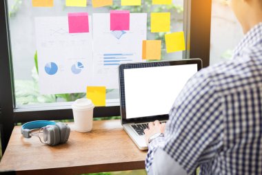 Bir kahve dükkanı sittin dalgın bir işadamı otantik görüntü