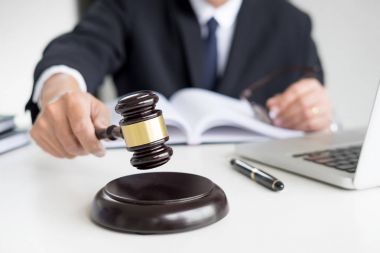Erkek yargıç avukat içinde A mahkeme çarpıcı tokmak sondaj 