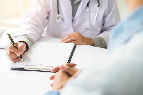 Paciente escuchando atentamente a un médico masculino explicando — Foto de Stock