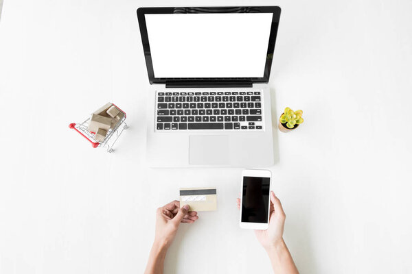 Крупный план счастливой молодой женщины, держащей кредитную карту
 