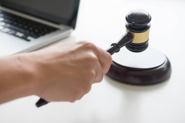 Erkek yargıç avukat içinde A mahkeme çarpıcı tokmak sondaj 