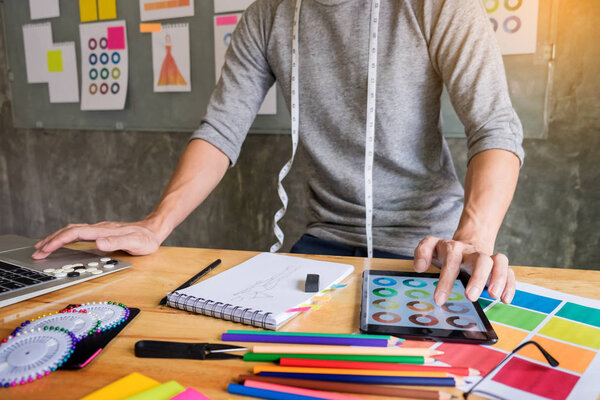 мужчины, работающие модельерами, выбирают цветовую шкалу для кло
