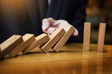 işadamı el durdurmak Domino sürekli devrildi veya c ile risk