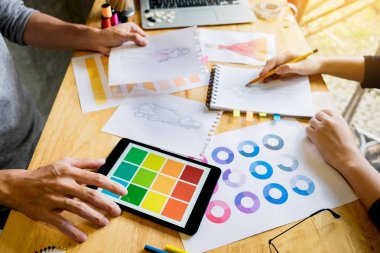 sketche çizim ve moda tasarımcıları çalışan iki genç kadın