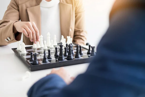 Dois empresários pensando Estratégia de movimento enquanto joga xadrez co — Fotografia de Stock