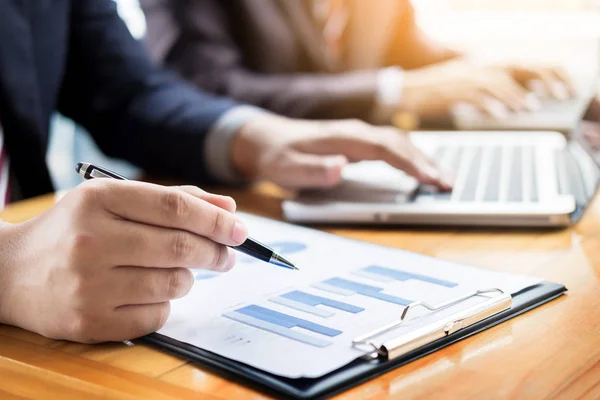 Zakenman team werkzaam bij Bureau en met behulp van een digitale comp — Stockfoto