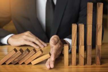 işadamı el durdurmak Domino sürekli devrildi veya c ile risk