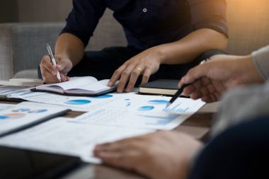 Grup başarılı iş adamları evrak ve USI tartışıyor