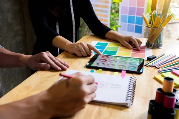 sketche çizim ve moda tasarımcıları çalışan iki genç kadın