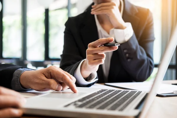 Geschäftsmannschaften, die am Schreibtisch arbeiten und ein digitales Comp — Stockfoto