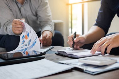 Grup başarılı iş adamları evrak ve USI tartışıyor