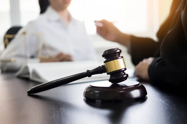 Rechter hamer met advies van advocaten juridische law firm op achtergrond. — Stockfoto