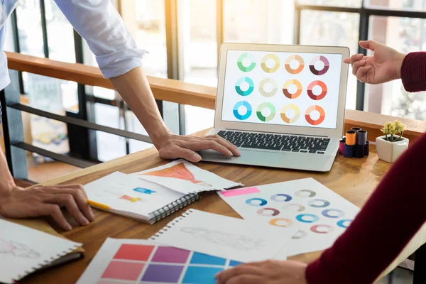 iki genç erkek moda tasarımcıları çalışma ve kroki çizim 