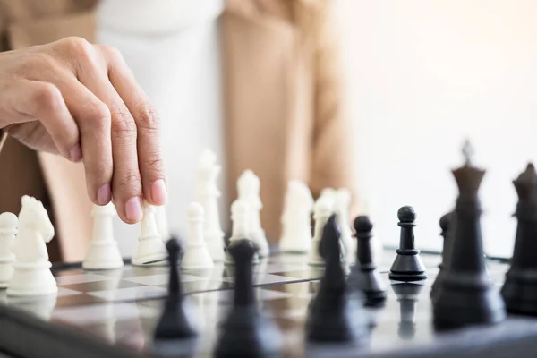 Empresárias jogando jogo de xadrez faz sua jogada — Fotografia de Stock