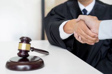 Bir genç iş adamı için uygun moda tasarımcısı erkekler için bir terzi göğüs ölçüm yapılan