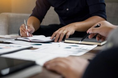 Grup başarılı iş adamları evrak ve USI tartışıyor