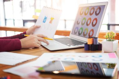 Moda Tasarımcısı için renk seçimi olarak çalışan genç kadınlar çizmek