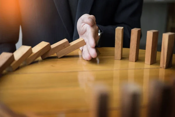 Üzletember keze megáll dominó folyamatos megdöntötte vagy a kockázat a c — Stock Fotó
