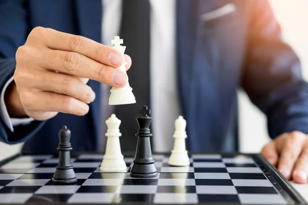 Homem de negócios líder de um negócio bem sucedido segurando o xadrez i — Fotografia de Stock