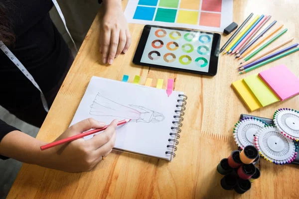 Mujeres jóvenes que trabajan como diseñadora de moda dibujando bocetos para clo — Foto de Stock