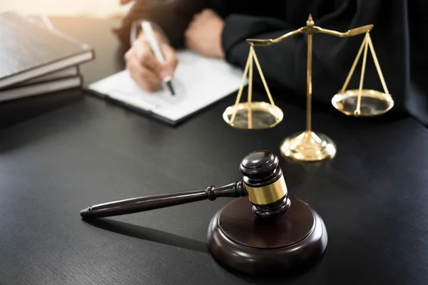 Gabel und Soundblock der Justiz Recht und Anwalt arbeiten an hölzernen — Stockfoto