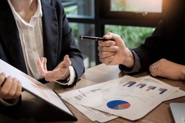 Ofis Masası çalışma ve dijital bir comp kullanarak iş adamı takım