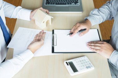 Emlakçı özelliği (ev) müşteriye sunmak için 