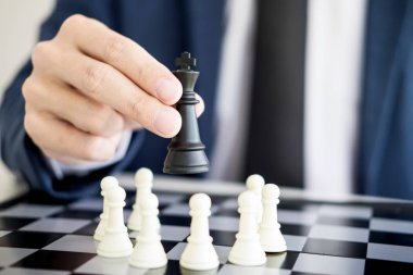 iş adam satranç tutan başarılı bir iş lideri ben