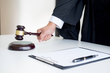 Erkek yargıç avukat içinde A mahkeme çarpıcı tokmak sondaj 
