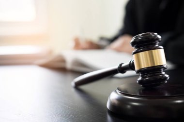 Tokmak ve soundblock adalet yasa ve ahşap üzerinde çalışan avukat