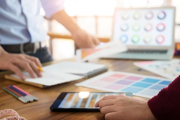 Twee jonge mannen werkzaam als mode-ontwerpers en tekenen schetsen — Stockfoto