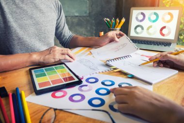 sketche çizim ve moda tasarımcıları çalışan iki genç kadın