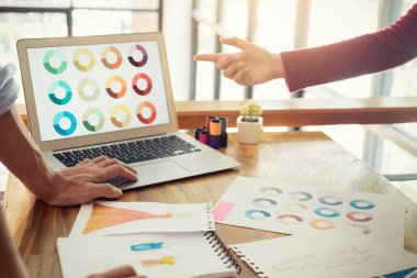 iki genç erkek moda tasarımcıları çalışma ve kroki çizim 