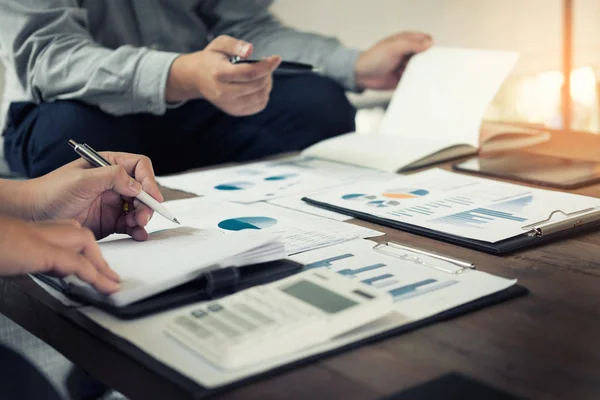 Grupo de empresários de sucesso discutindo papelada e usi — Fotografia de Stock