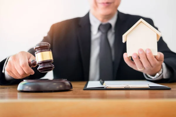 Emlak dava hukuk aşağı bırakır gibi yargıç parmağını wags