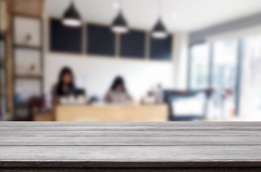 Seçilen odak boş kahverengi ahşap masa ve kafeterya bac bulanıklık