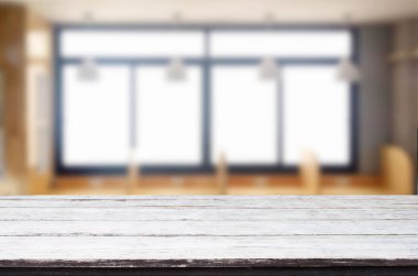 Ahşap masa üstü bulanıklık pencere cam sabah b üzerinde boş