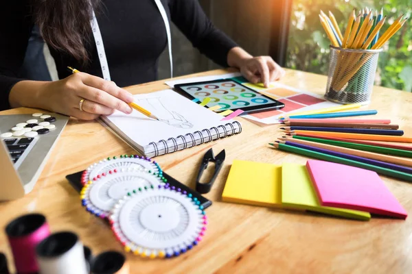 Mujeres jóvenes que trabajan como diseñadora de moda dibujando bocetos para clo — Foto de Stock