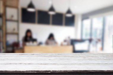 Seçilen odak boş kahverengi ahşap masa ve kafeterya bac bulanıklık