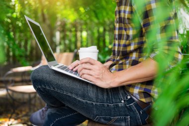 hafta sonu bir park gar açık dizüstü bilgisayarda çalışan adam