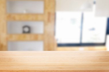 Ahşap masa üstü bulanıklık pencere cam sabah b üzerinde boş