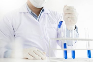 Laboratuvarda çalışan Asya bilimsel araştırmacı test küvet tutar