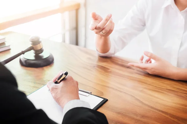 iş adamları ve avukatlar tartışırken sözleşme kağıtları oturan bir