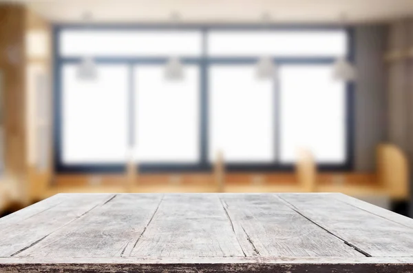 Vacío de mesa de madera en desenfoque de vidrio de la ventana en la mañana b — Foto de Stock