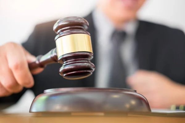 Male Judge lawyer In A Courtroom Striking The Gavel on sounding — Stock Photo, Image