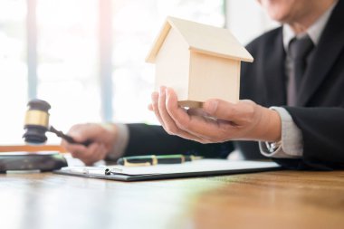 Emlak dava hukuk aşağı bırakır gibi yargıç parmağını wags