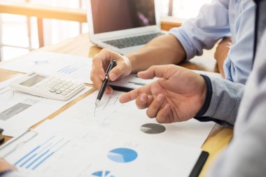 Takım iş süreci. genç iş yöneticileri ekip ile yeni çalışma