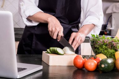 Sağlıklı kadın yapar taze sebze salatası, zeytinyağlı domates