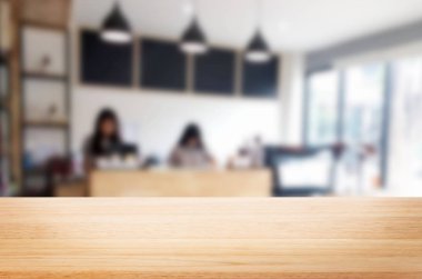 Seçilen odak boş kahverengi ahşap masa ve kafeterya bac bulanıklık
