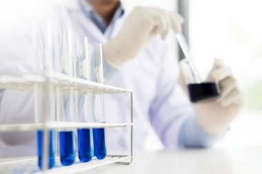 Ofis Masası çalışma ve masada bir dijital bilgisayar dizüstü eller detay, bilgisayar ve nesneleri kullanarak iş adamı takım 